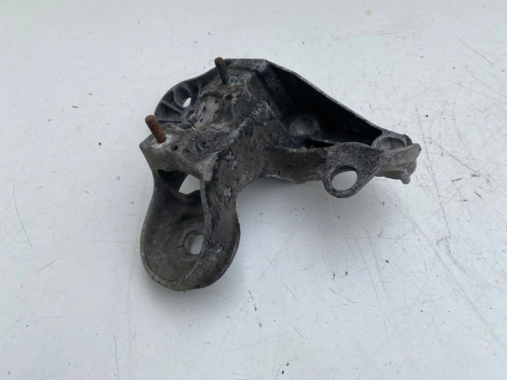 Mootori kinnituskronstein – Audi A4 S4 B6 8E 8H (2001-2005)