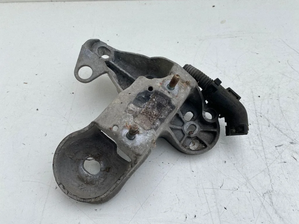 Engine mounting bracket – Audi A4 S4 B6 8E 8H (2001-2005)