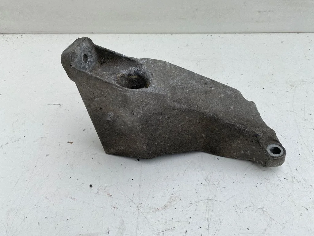 Dzinēja stiprinājuma kronšteins – Audi A4 S4 B6 8E 8H (2001-2005)