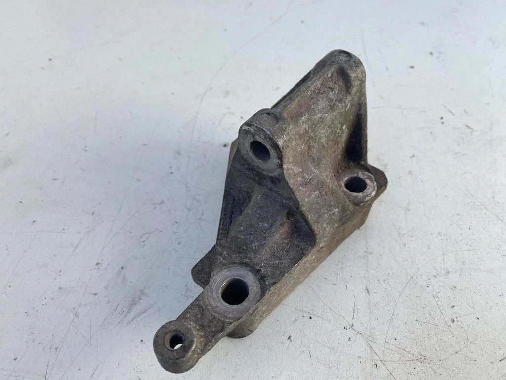 Mootori kinnituskronstein 7700115860