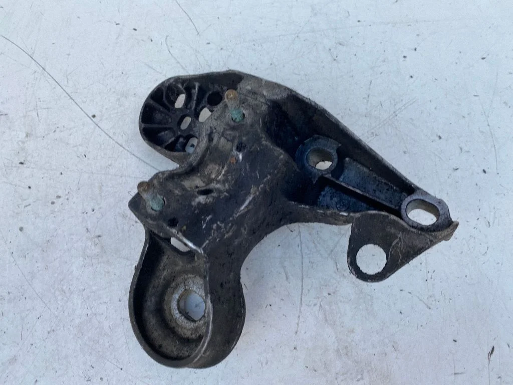 Mootori kinnituskronstein 4B0199351
