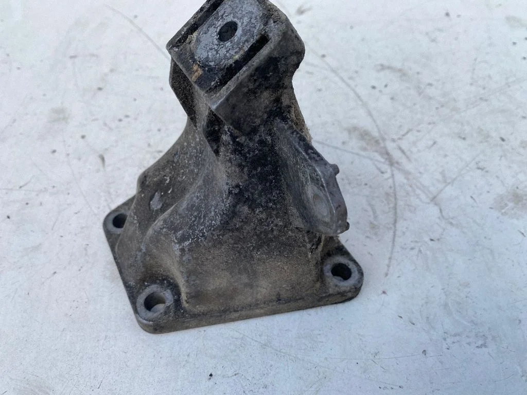 Mootori kinnituskronstein 4B0199308