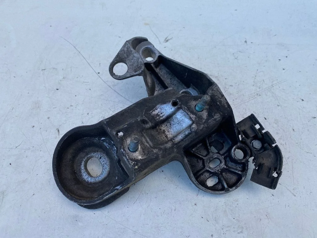 Mootori kinnituskronstein 4B0199352A