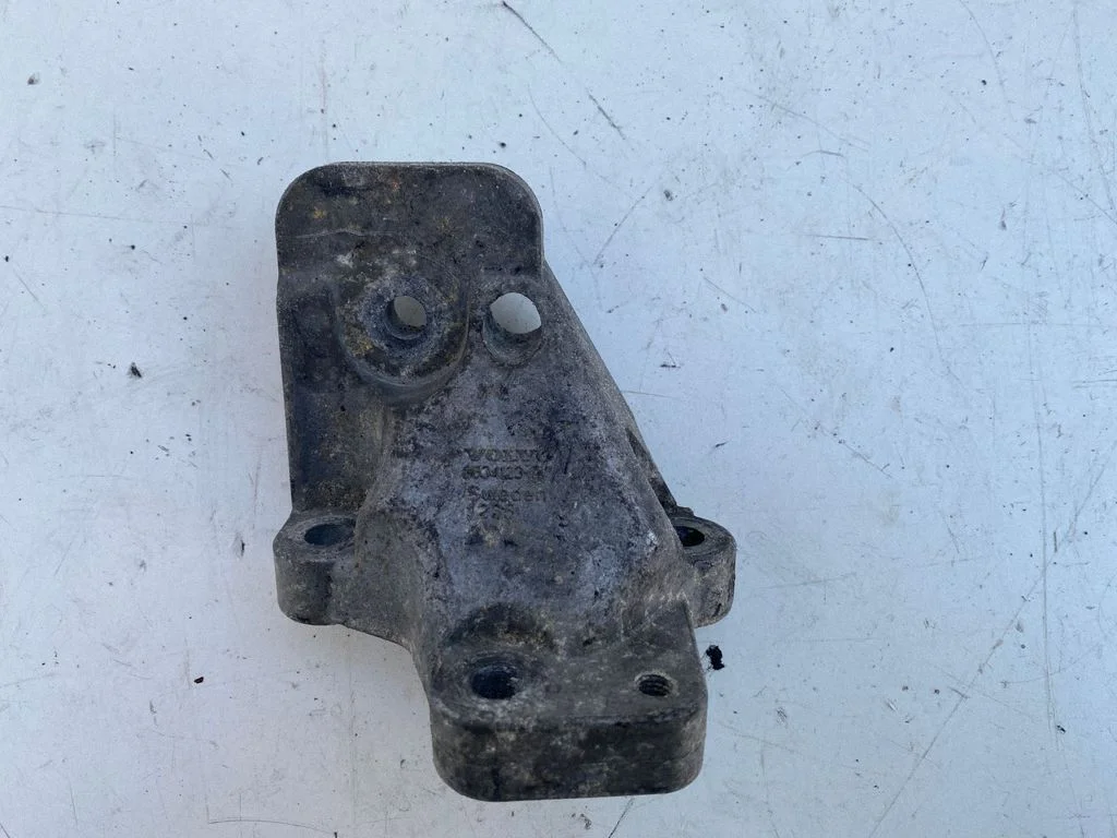 Engine mounting bracket – Volvo S80 (2004-2006)