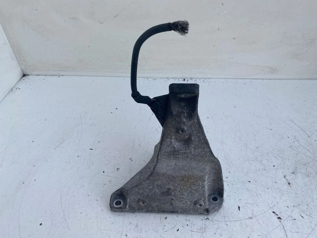 Dzinēja stiprinājuma kronšteins 8D0199308AG