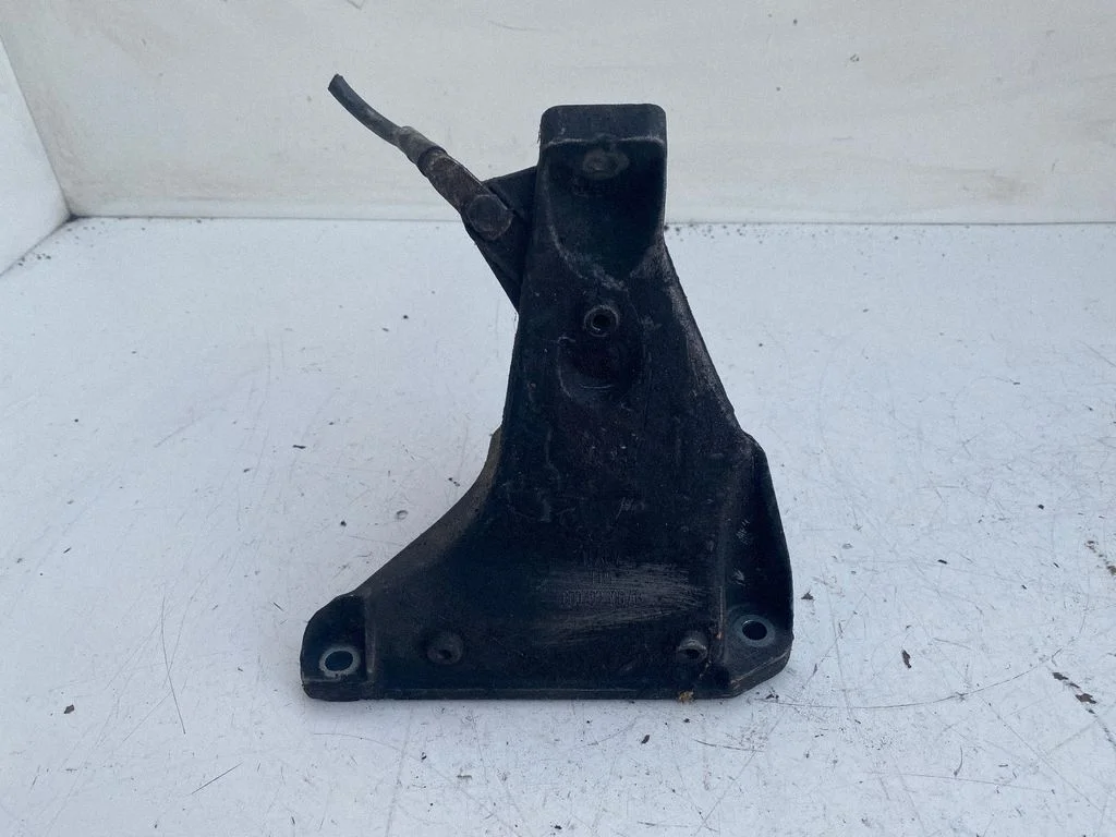 Mootori kinnituskronstein – Audi A4 S4 B6 8E 8H (2001-2005)