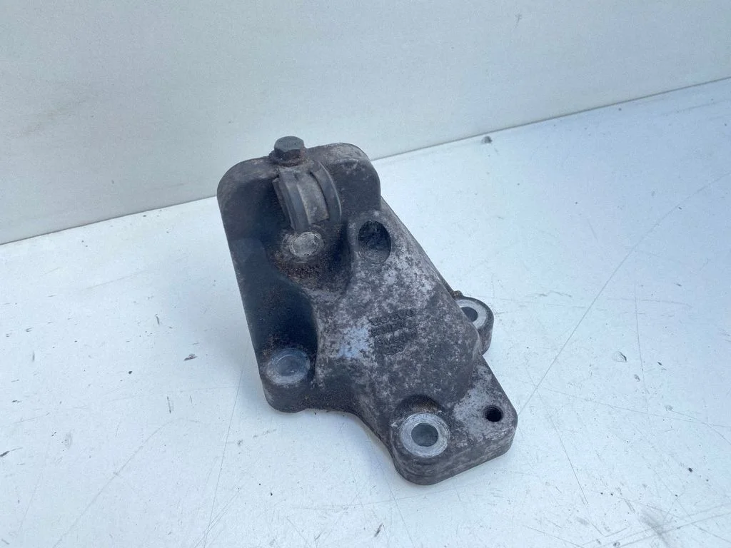 Engine mounting bracket – Volvo XC90 (2003-2006)