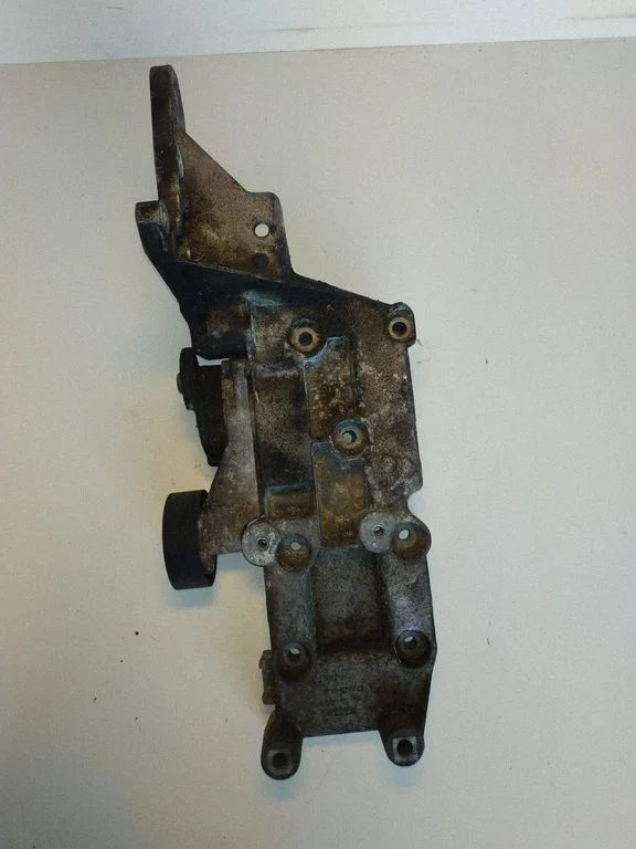 Mootori kinnituskronstein 8642196