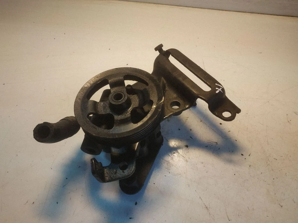 Roolivõimendi pump