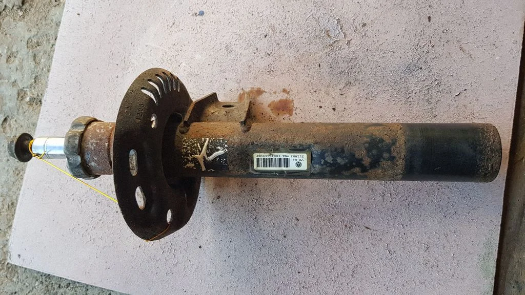 Amortyzator przedni 1KO413031BF