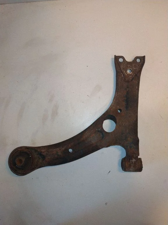 Front lower control arm/wishbone – right