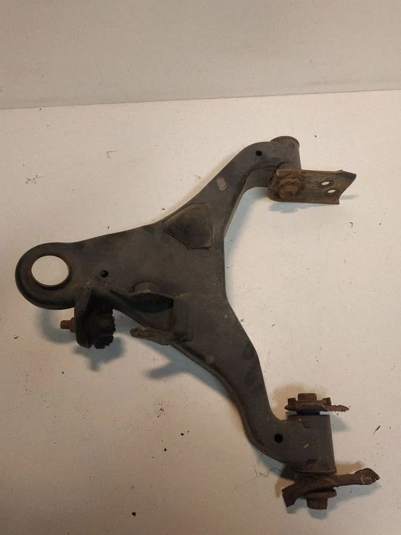 Front lower control arm/wishbone – right