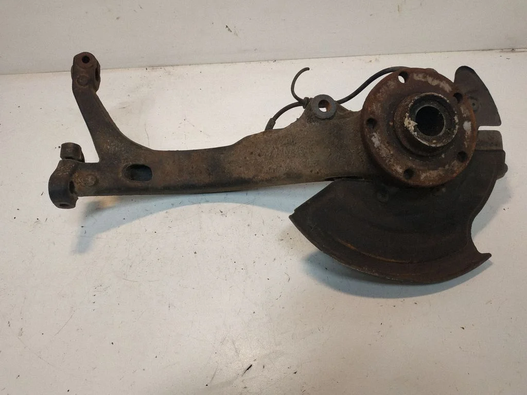 Front wheel hub – left