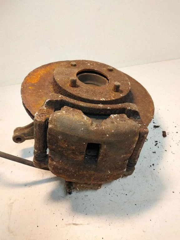 Front wheel hub – left