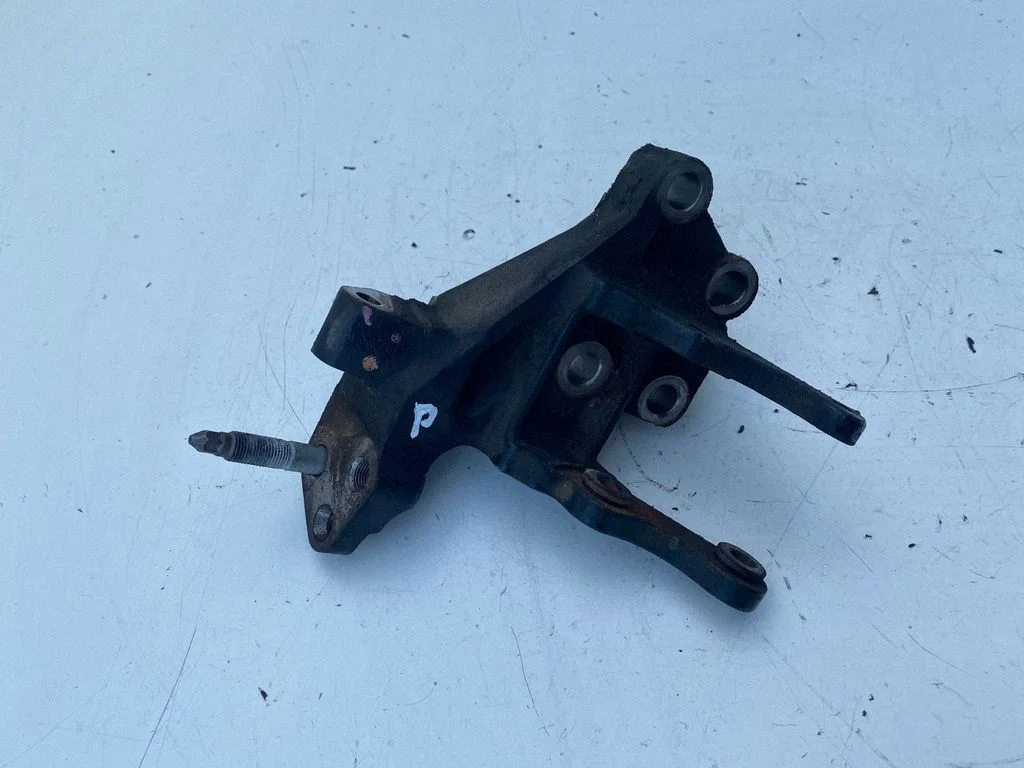 Mootori kinnituskronstein 123150R012