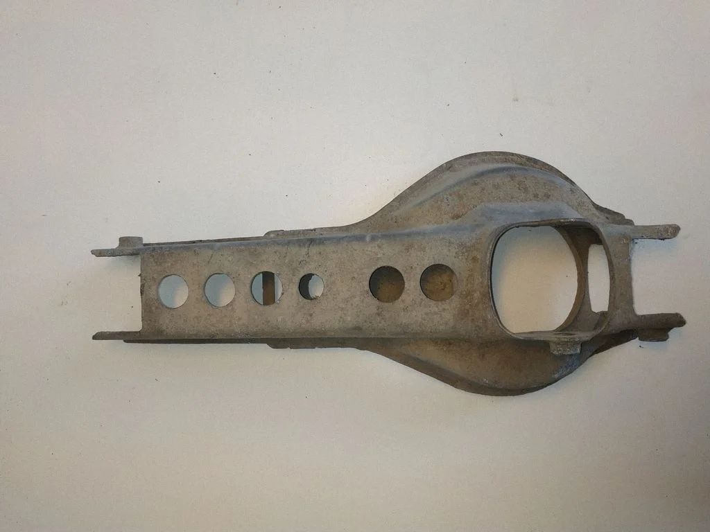 Tagumine ülemine õõtshoob – tagumine vasak