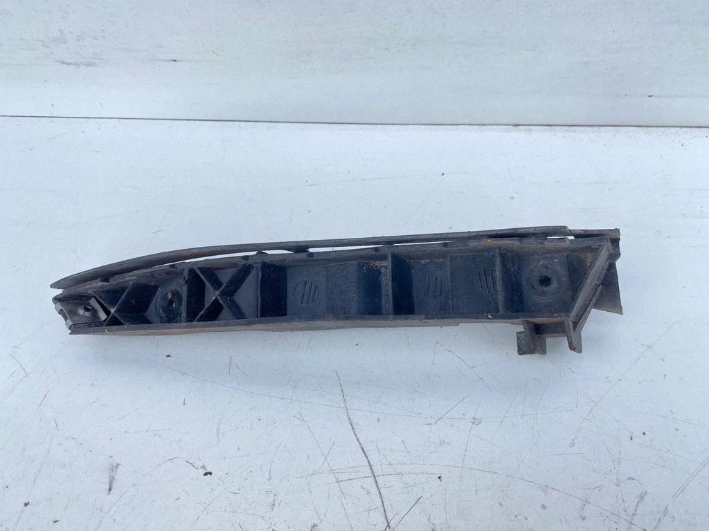 Priekšējā bampera turētājs 8L0807184D