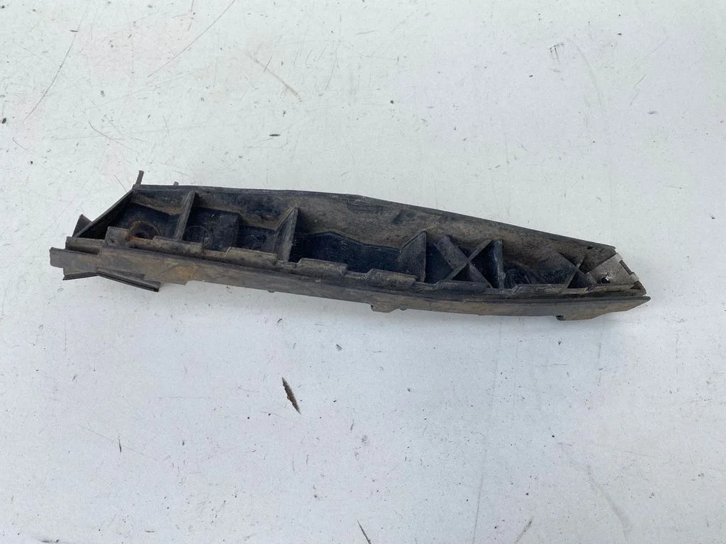 Priekšējā bampera turētājs 8L0807184D