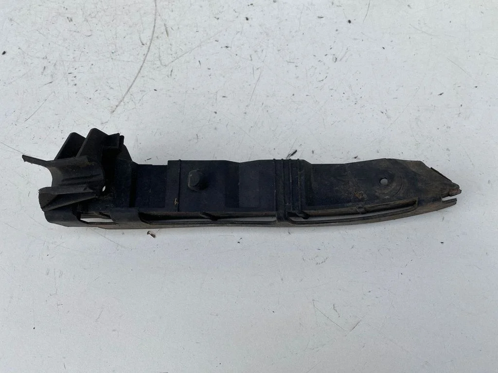 Priekšējā bampera turētājs 8L0807183D