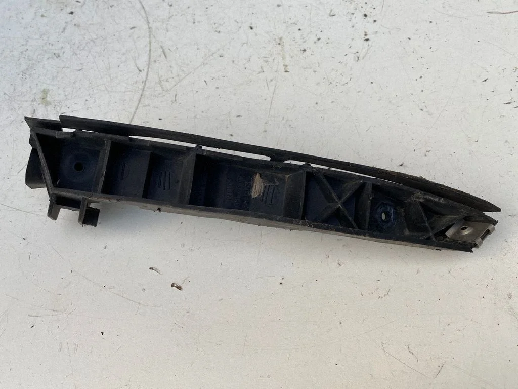 Priekšējā bampera turētājs 8L0807183D