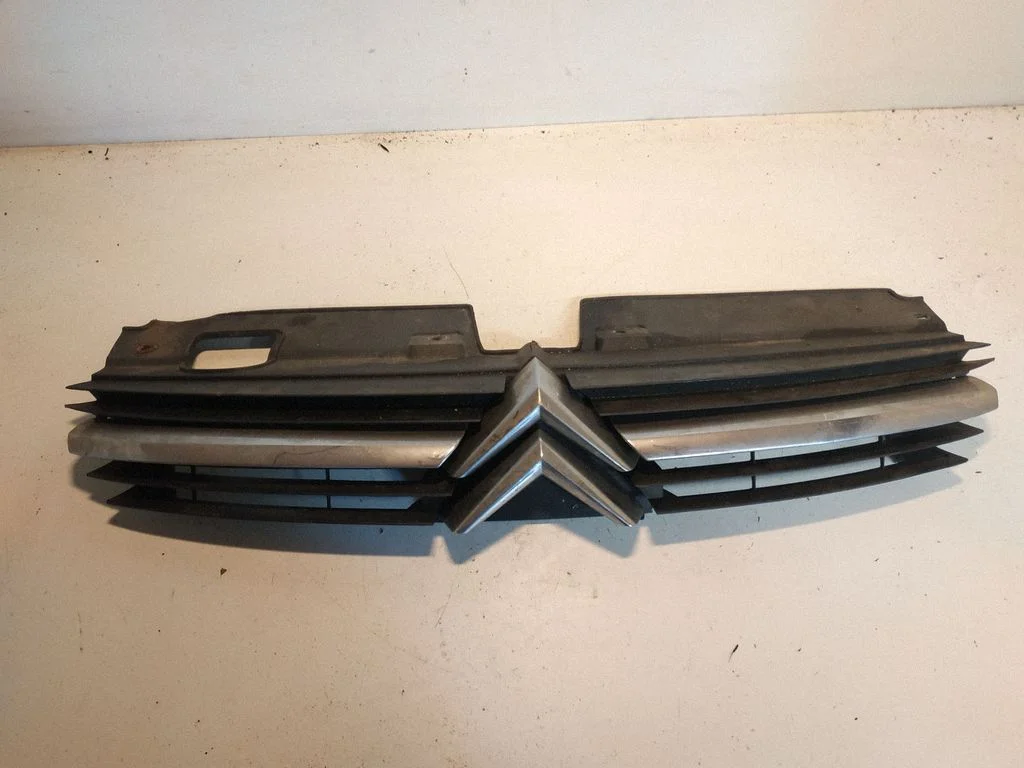 Front bumper upper radiator grill – Citroen C5 (2001-2004)