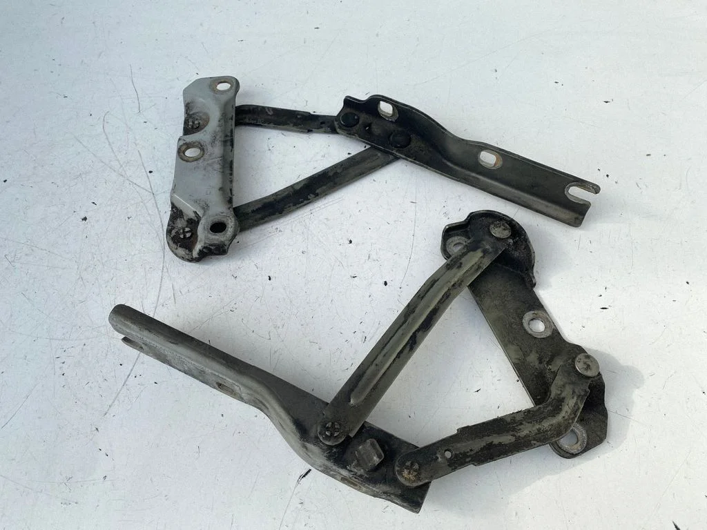 Mootorikapoti hinged