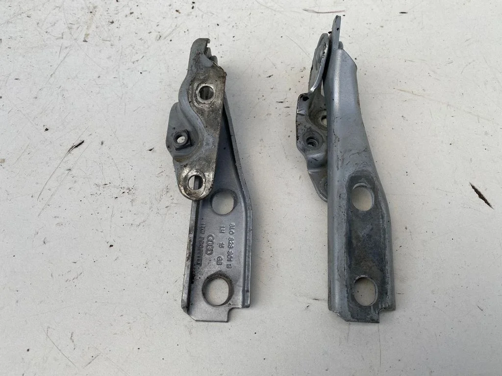 Motora pārsega eņģe (-es) 8L0823301B