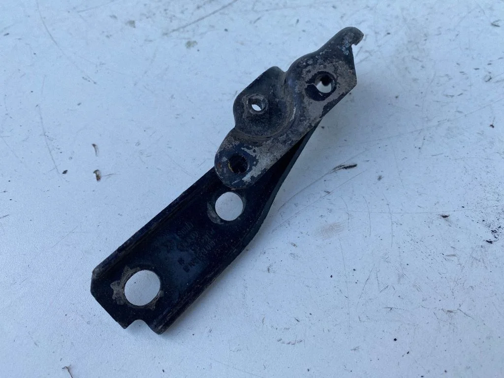 Motora pārsega eņģe (-es) 8L0823301B