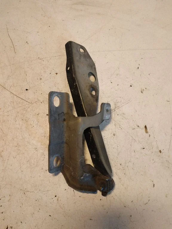 Motora pārsega eņģe (-es)
