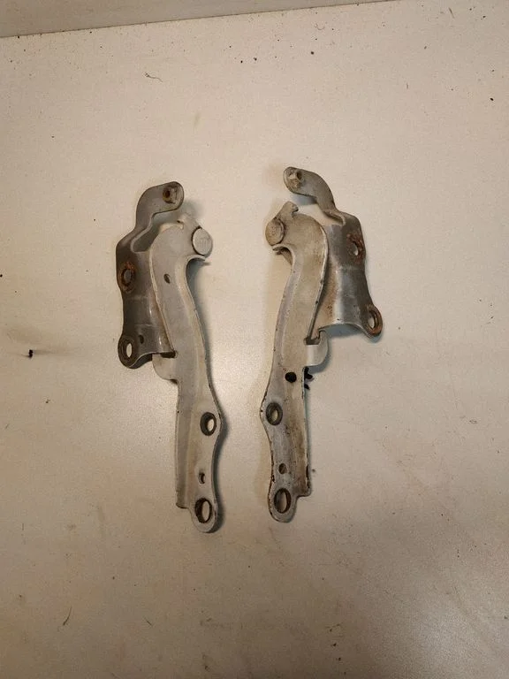 Motora pārsega eņģe (-es)