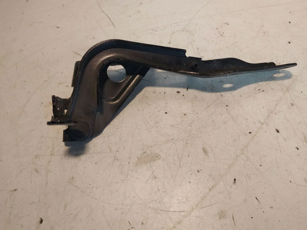 Engine bonnet/hood hinges