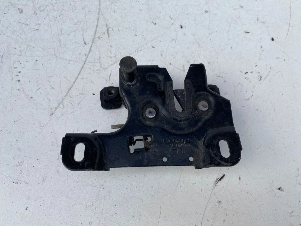 Motora pārsega slēdzene 8L3823508