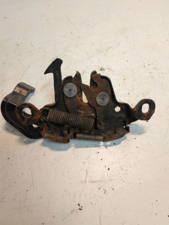Engine bonnet/hood lock/catch