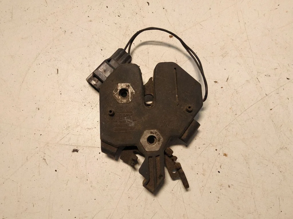 Motora pārsega slēdzene 307996997