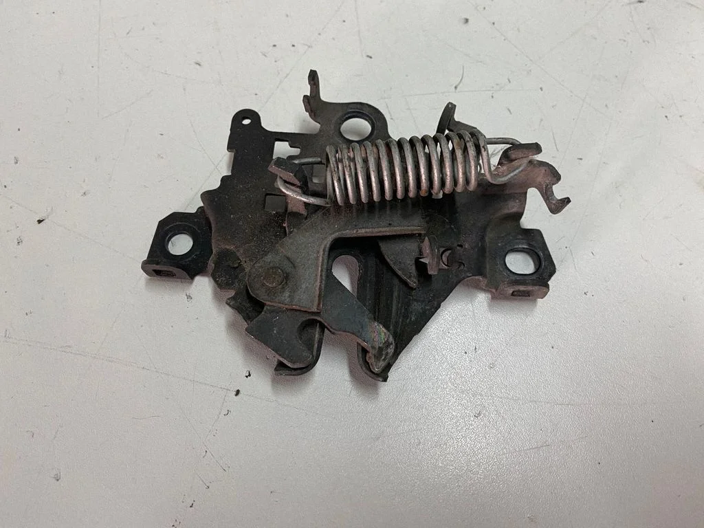 Engine bonnet/hood lock/catch