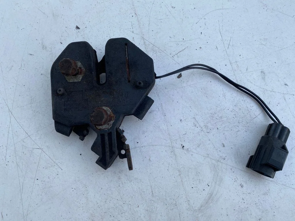 Engine bonnet/hood lock/catch – Volvo V70 (2000-2004)