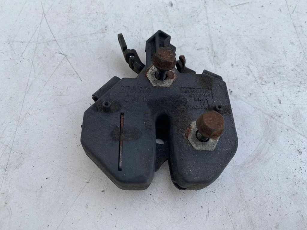 Engine bonnet/hood lock/catch – Volvo V70 (2000-2004)