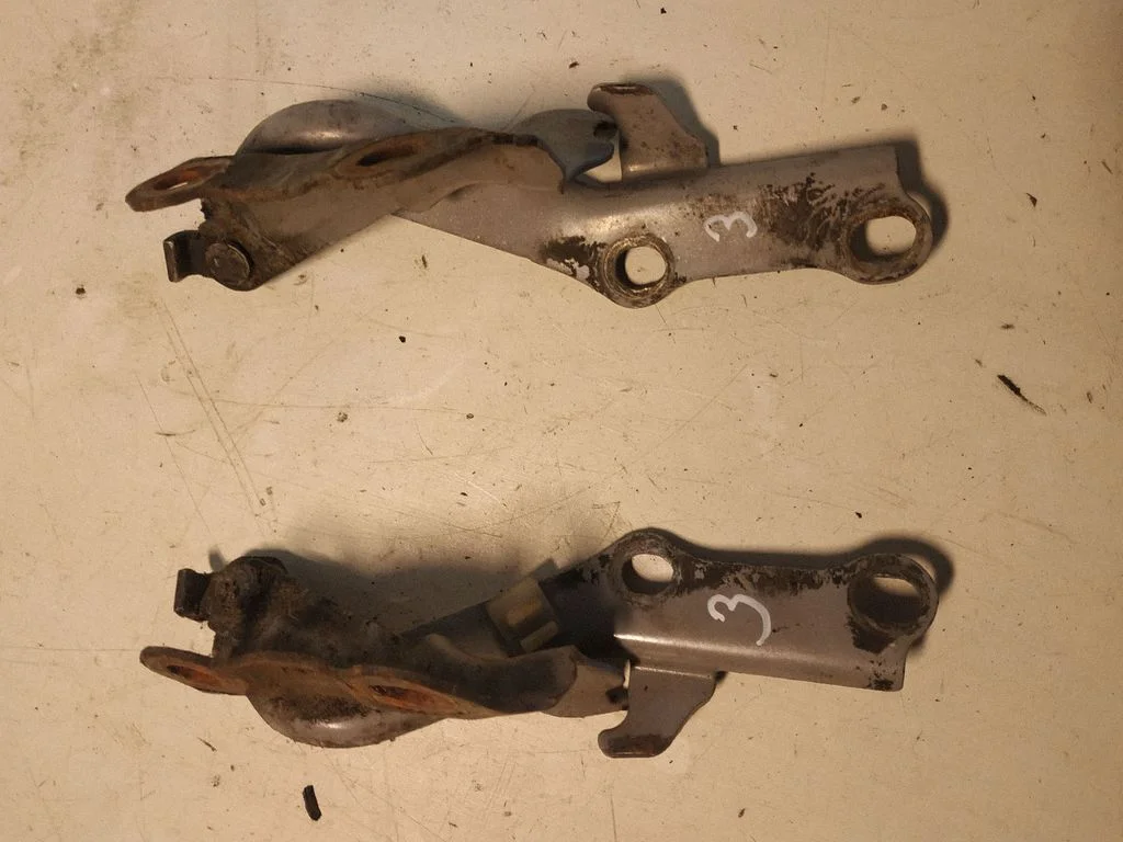 Mootorikapoti hinged