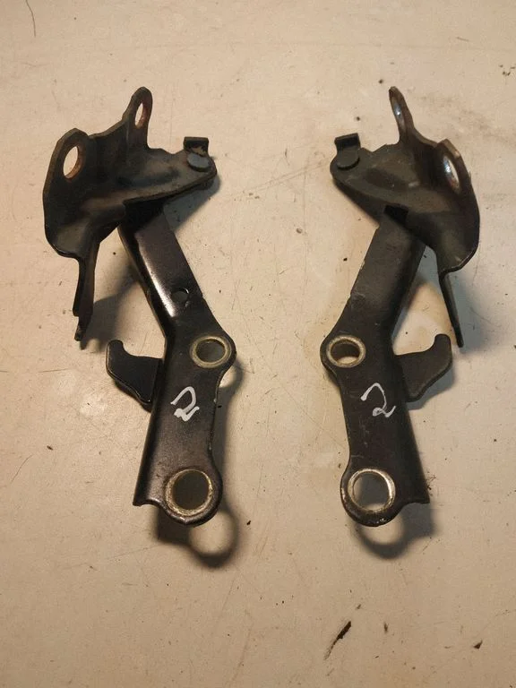 Mootorikapoti hinged