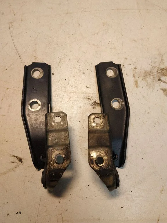 Mootorikapoti hinged