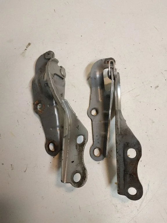 Mootorikapoti hinged