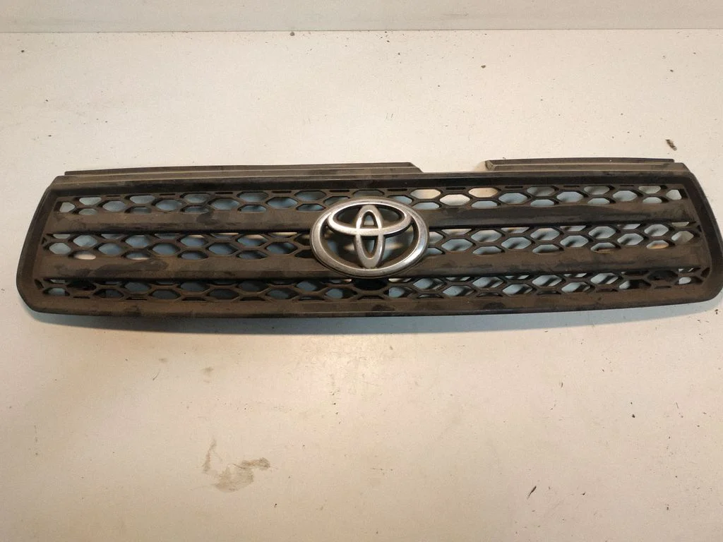 Front bumper upper radiator grill – Toyota RAV 4 (XA20) (2000-2005)
