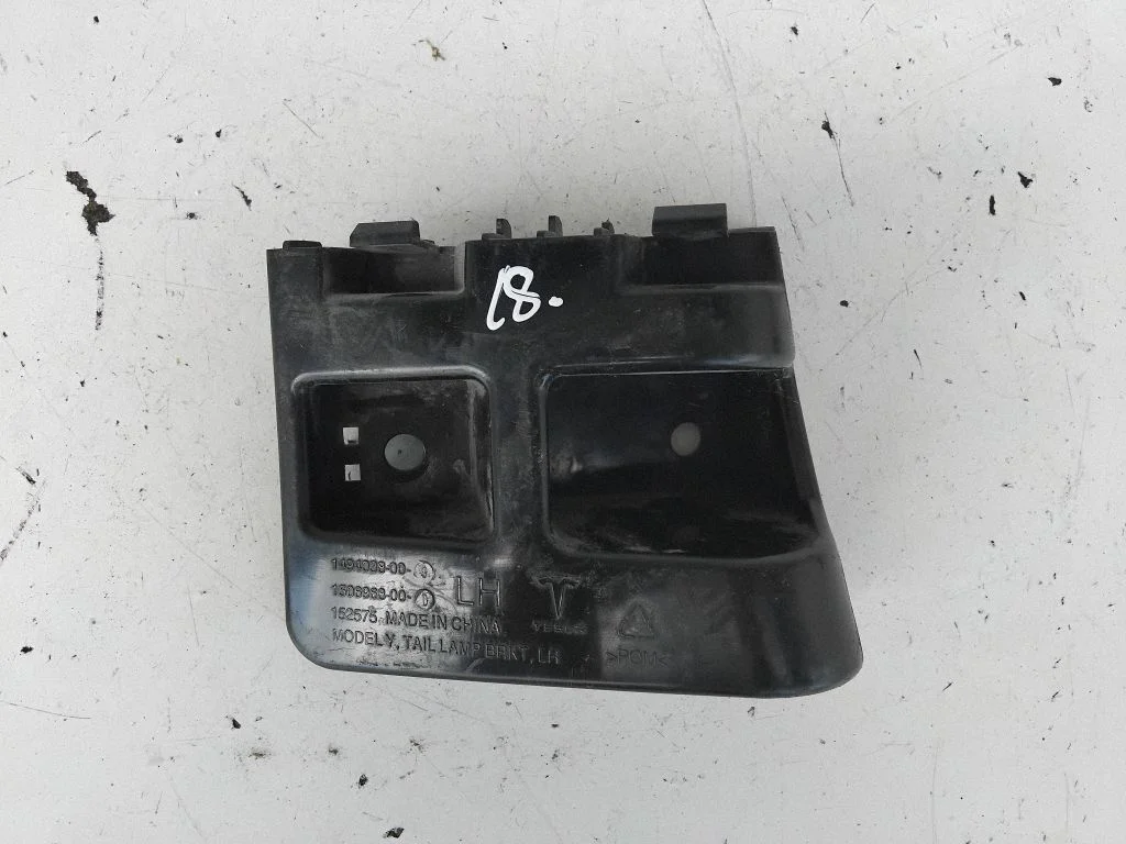 Rear bumper mounting bracket – Tesla Model Y (2020-)