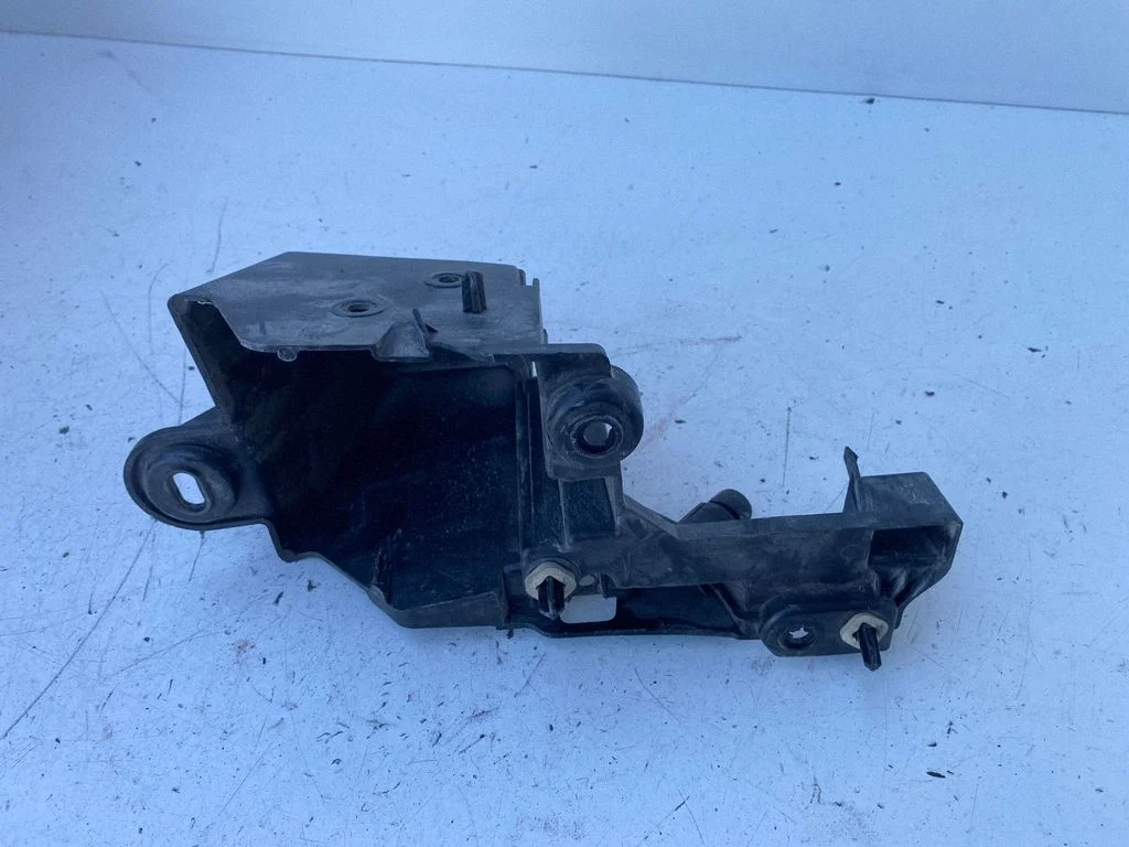 Rear bumper mounting bracket 9687948980