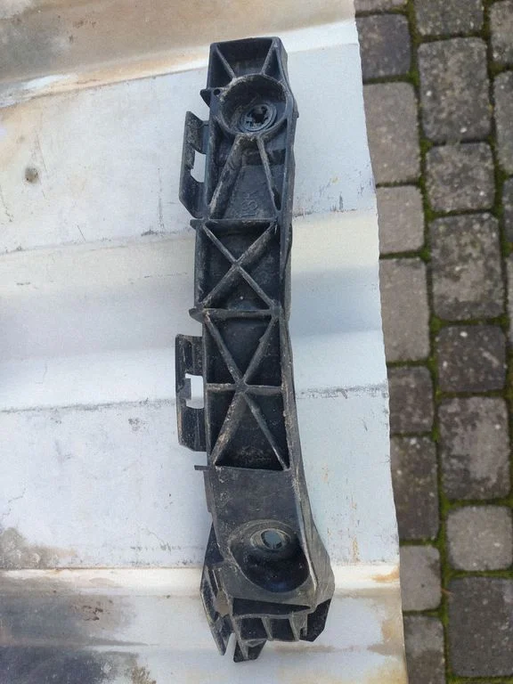 Aizmugurējā bufera turētājs 5256253010