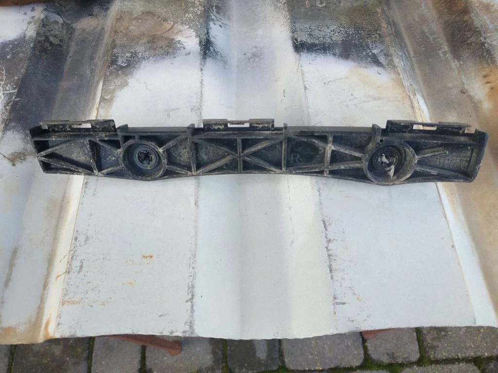 Aizmugurējā bufera turētājs 5215753040
