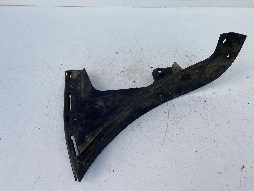 Aizmugurējā bufera turētājs 8L0807378