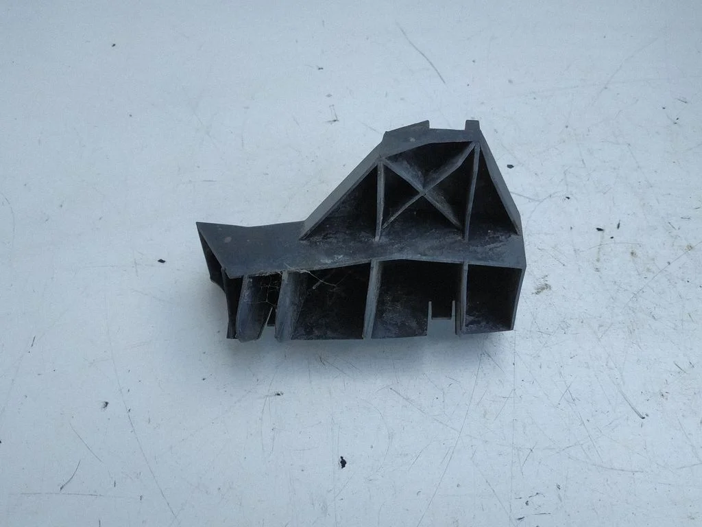 Tagumise kaitseraua kinnitusklamber – Toyota Avensis T250 (2003-2006)