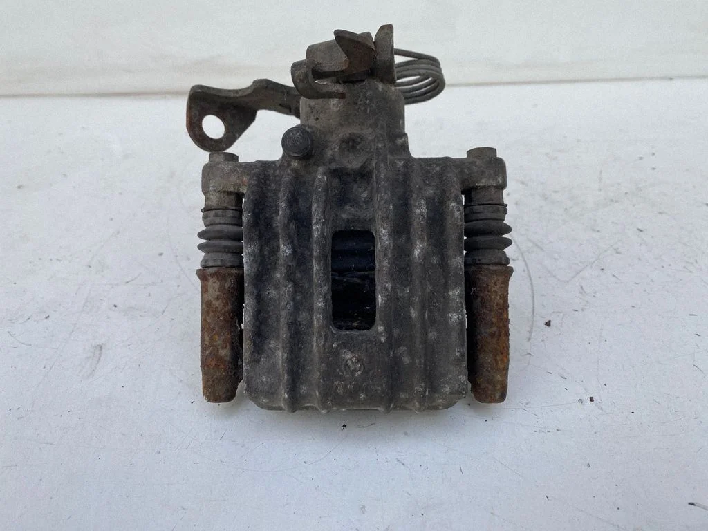Tagumine pidurisadul – vasak