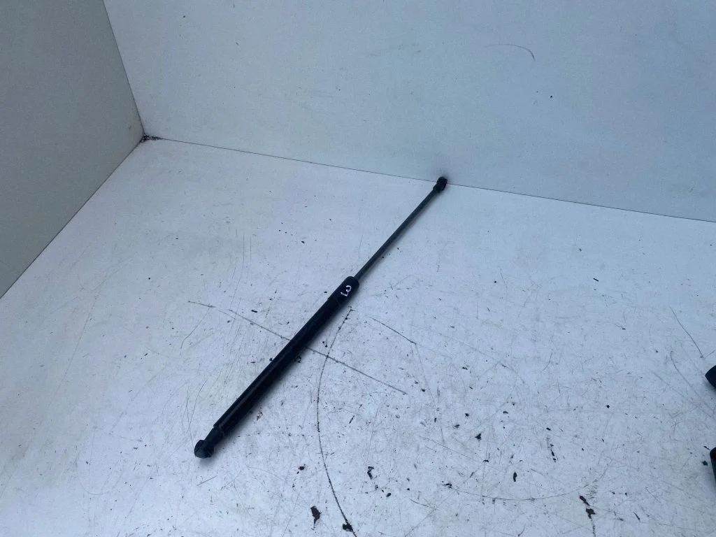 Siłownik (sprężyna gazowa) klapy bagażnika 689600W530